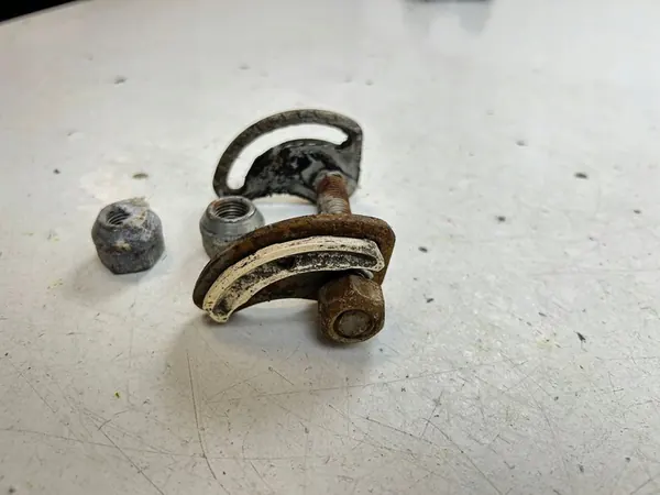 Boulon d'alignement de suspension avant Cadillac Escalade IV 2018 MAM79967 image 5