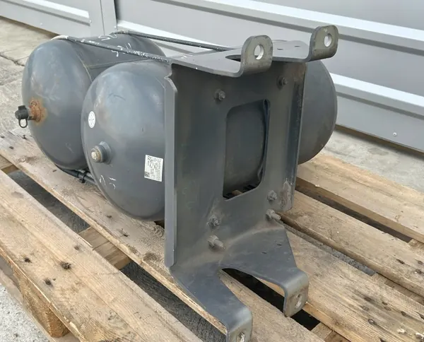Juego Depósitos Aire DAF OEM 1696171+1953423 36L+20L image 3