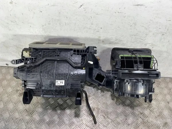 Carcaça do núcleo do aquecedor Subaru OEM FBZ17216 - Usado image 2