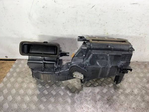 Carcaça do núcleo do aquecedor Subaru OEM FBZ17216 - Usado image 3