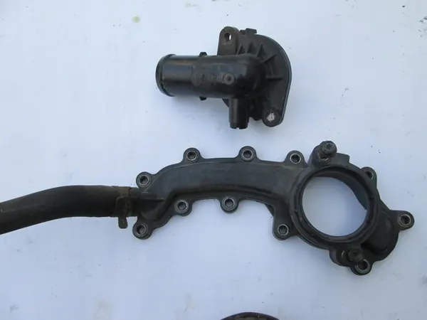 CHRYSLER TOWN COUNTRY 11- 3.6 Carcasa del Termostato image 2