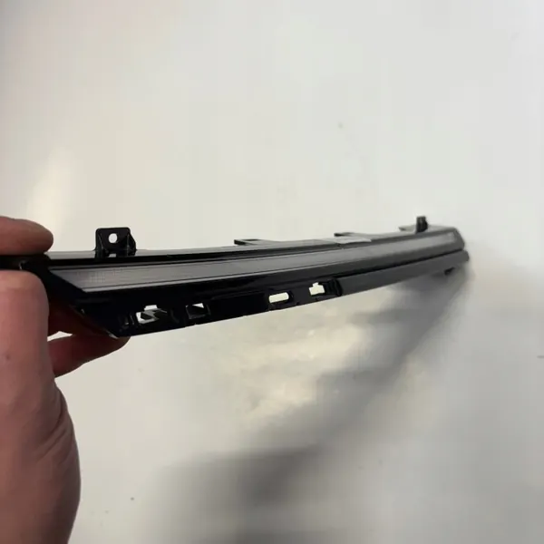 VW Golf 8 Bande LED Grille Droite OEM 5H0941654E image 4