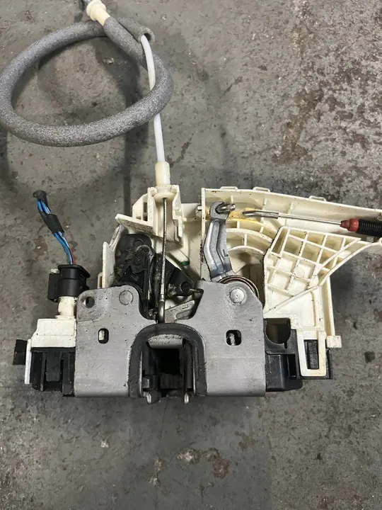 MERCEDES BENZ SPRINTER W906 2.2CDI Rear Door Lock image 4