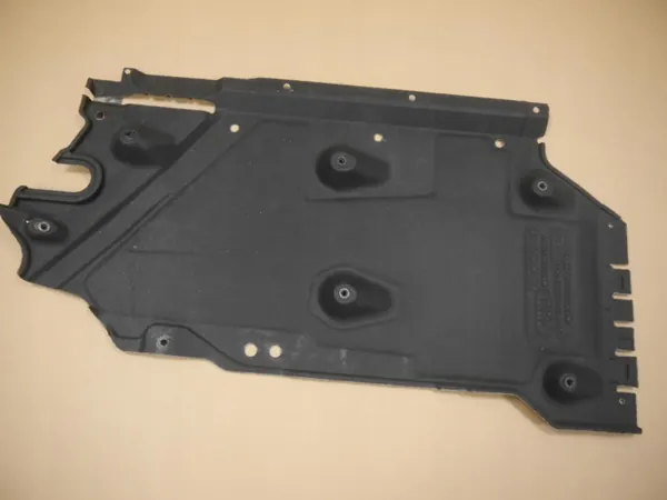 Audi TT 8S oikea alustansuojus OEM 8S0825202B image 2