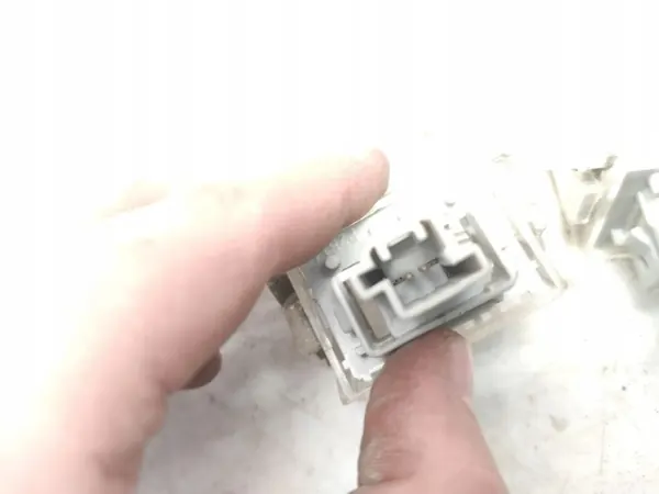 OEM P2514 Luz de matrícula trasera Mazda 2 image 3