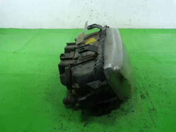 AUDI A4 B5 Faro Derecho 8D0941030B image 2