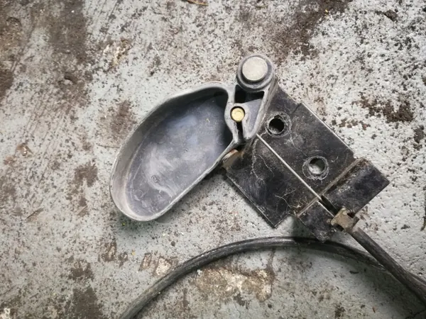 Konepeitteen avauskahva BMW E21 OEM Rączka otwierania maski image 3