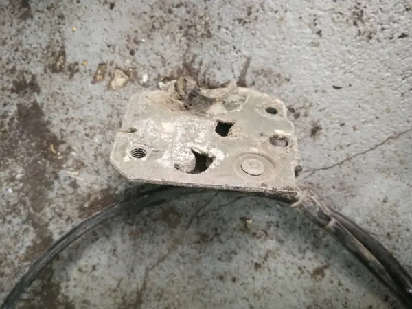 Konepeitteen avauskahva BMW E21 OEM Rączka otwierania maski image 4