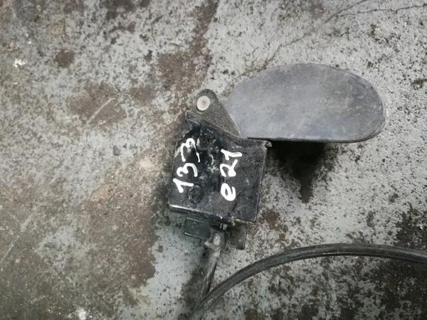 Konepeitteen avauskahva BMW E21 OEM Rączka otwierania maski image 5