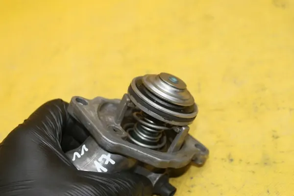 Termostatkåpa Mercedes W211 3.5B A2722000115 image 4