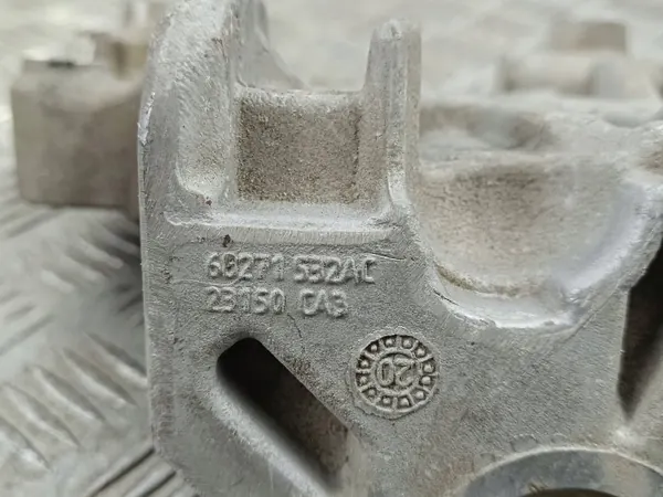 Oikea kiinnitystyyny OEM 68271532AC Wrangler JL image 6