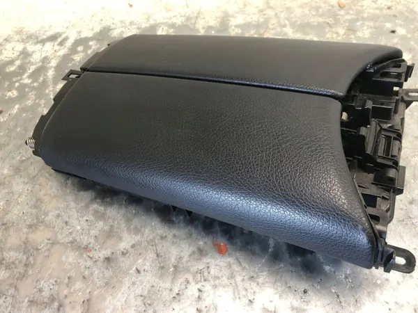 Reposabrazos túnel piel OEM 2056800096 Mercedes W205 image 3