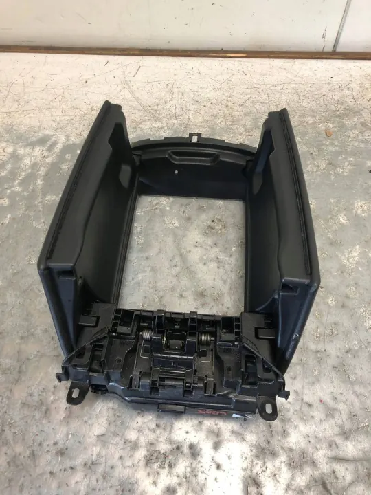 Reposabrazos túnel piel OEM 2056800096 Mercedes W205 image 4