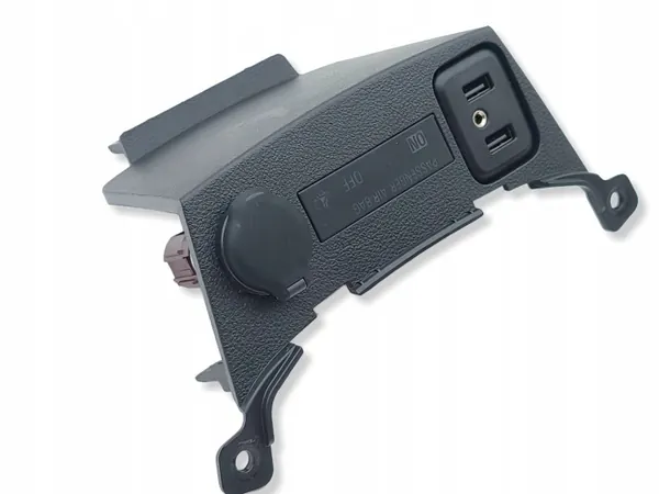 12V-pistorasia Chevrolet Trax 2019 OEM 42599068 Etu image 2