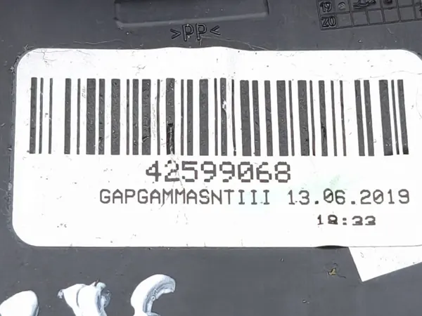 12V-pistorasia Chevrolet Trax 2019 OEM 42599068 Etu image 6