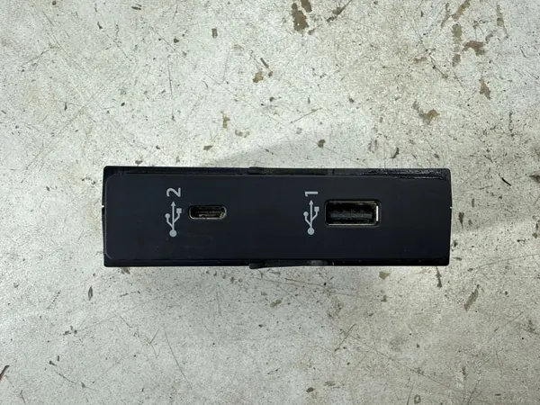 Audi Q3 83A Kaksois USB-C + USB-pistoke OEM 83A035736 image 2