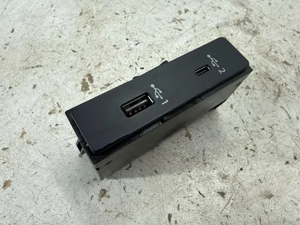 Audi Q3 83A Kaksois USB-C + USB-pistoke OEM 83A035736 image 3