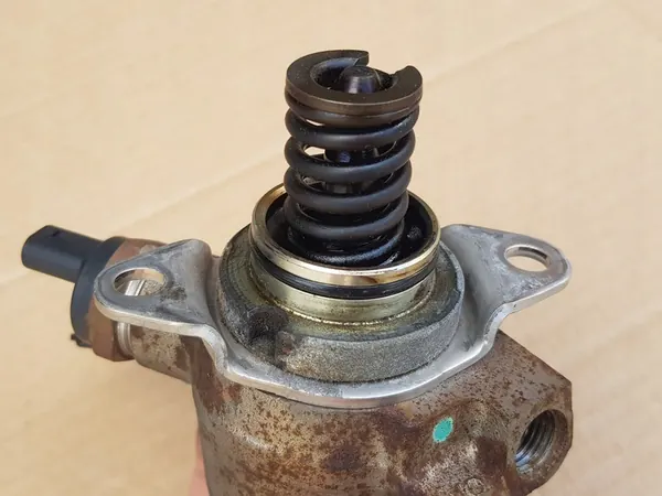 Polttoainepumppu - 2.8 FSI - 3.2 FSI / Audi A6 C6 - 06E127025M image 10