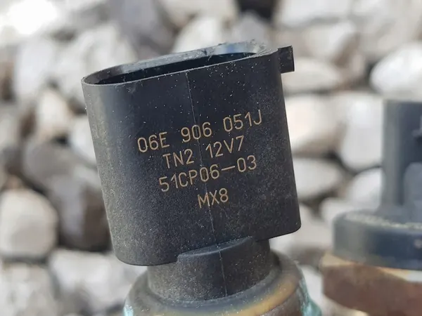 Polttoainepumppu - 2.8 FSI - 3.2 FSI / Audi A6 C6 - 06E127025M image 3