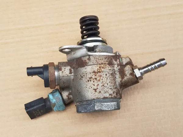 Polttoainepumppu - 2.8 FSI - 3.2 FSI / Audi A6 C6 - 06E127025M image 4