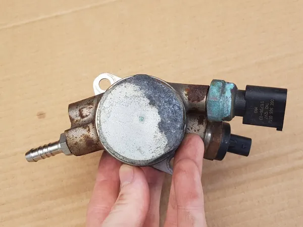 Polttoainepumppu - 2.8 FSI - 3.2 FSI / Audi A6 C6 - 06E127025M image 7