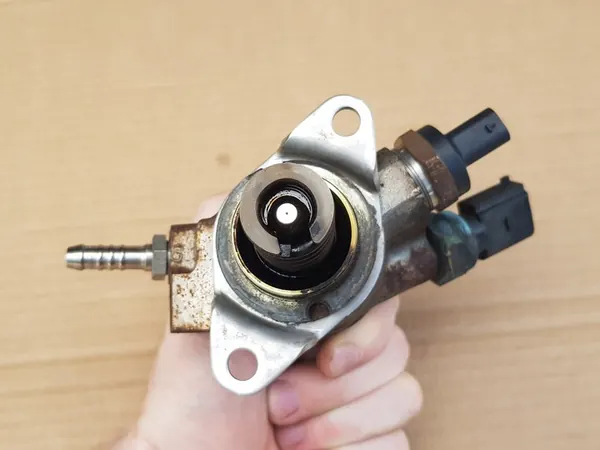 Polttoainepumppu - 2.8 FSI - 3.2 FSI / Audi A6 C6 - 06E127025M image 8