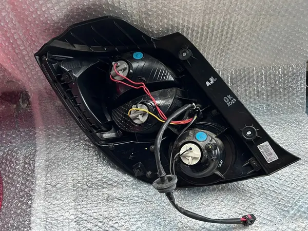 Luz trasera derecha Chevrolet AVEO T300 image 2