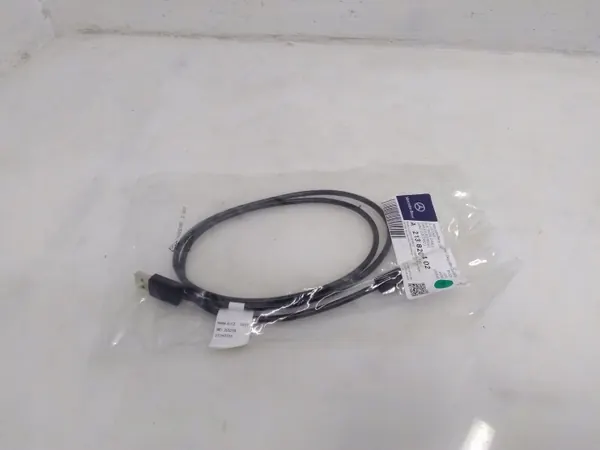 Puerto USB Mercedes-Benz OEM A2138204402 para CLA image 2