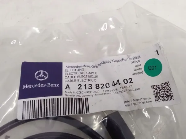 Puerto USB Mercedes-Benz OEM A2138204402 para CLA image 3