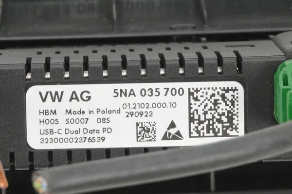 Tomada USB OEM 5NA035700 para VW Golf VIII image 6