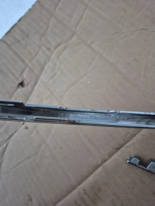 Moldura Cromada Parachoques Derecho OEM 3G8853842B - Usado image 3