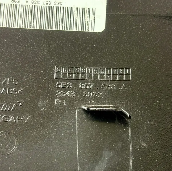 Skoda Octavia IV Oikea Peilinkansi OEM 5E3857538A image 4