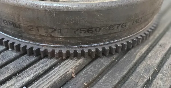 BMW E90 2.0i N43 Kaksoismassakytkin image 2