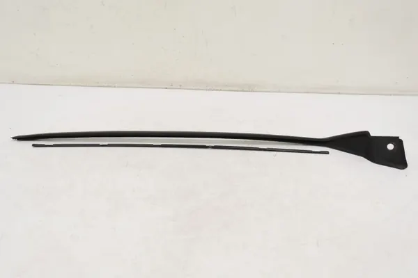 Joint de pare-brise gauche Maserati Grecale OEM 670167248 image 2