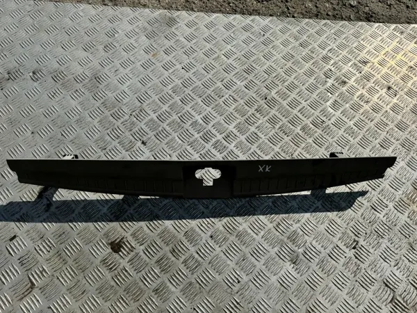 Jeep Commander XK Kofferraumabdeckung Stopfen OEM 5JP16BD1AE image 3