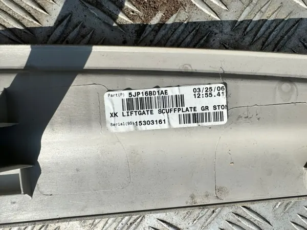 Jeep Commander XK Kofferraumabdeckung Stopfen OEM 5JP16BD1AE image 4