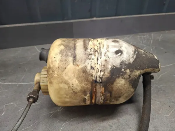 Mercedes W123 Jousitusöljysäiliö OEM 1233270172 image 3