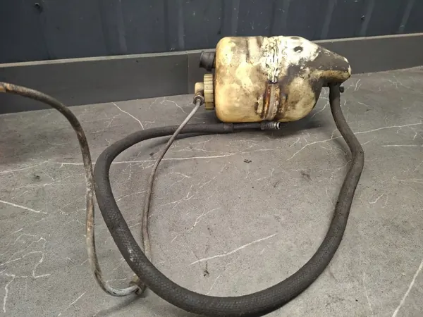 Mercedes W123 Jousitusöljysäiliö OEM 1233270172 image 5
