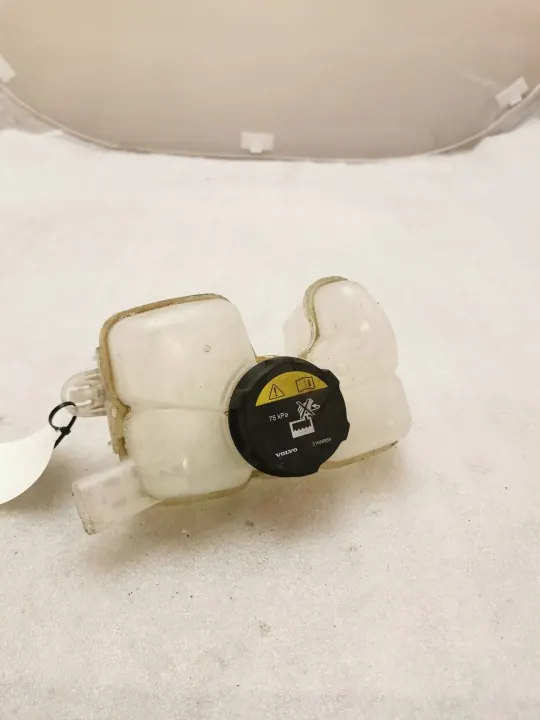 Volvo XC90 2019 Réservoir de liquide de refroidissement OEM 31686041 image 2