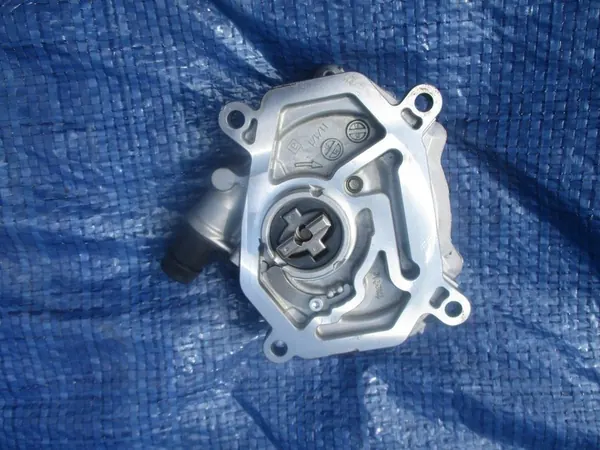 MERCEDES W176 W246 W205 CLA C117 W117 GLA X156 1.6 2.0 Imupumppu A2701800901 image 2