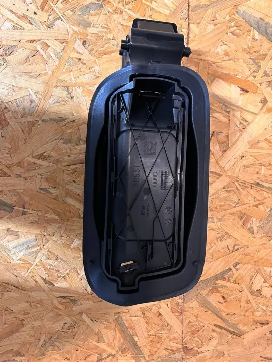 Audi A6 C8 Tankklappe OEM 4K0809906 - Gebraucht image 2