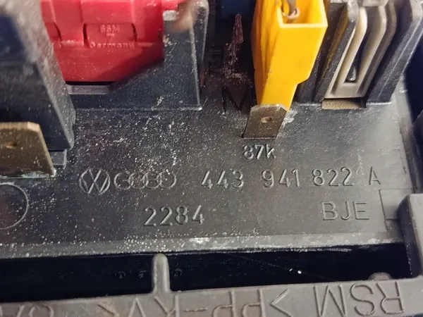 AUDI 80 B4 1.9TDI CAIXA DE FUSÍVEIS 443941822A image 4