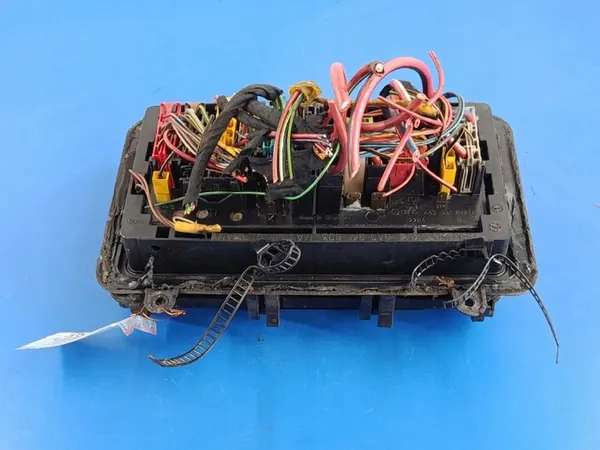 AUDI 80 B4 1.9TDI CAIXA DE FUSÍVEIS 443941822A image 6