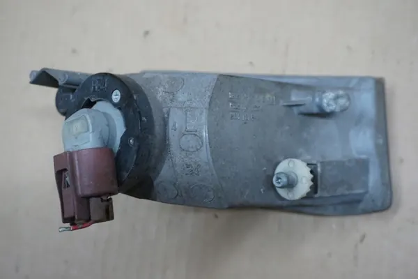 TOYOTA RAV4 II Halogenstrålkastare Vänster Fram 00-05 image 9