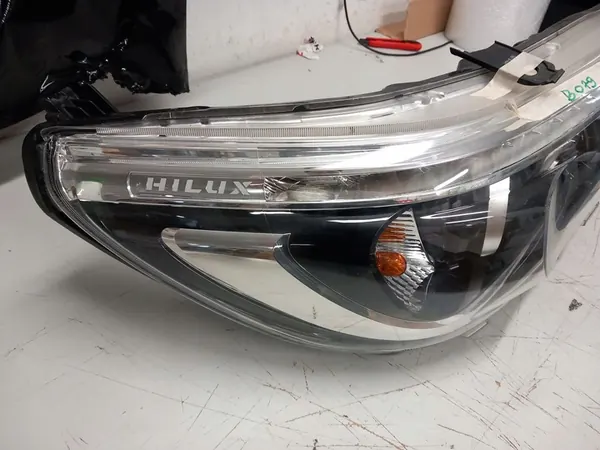 TOYOTA HILUX VIII Faro Delantero Derecho LED 15- image 2