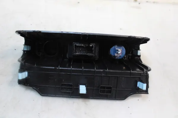 Enchufe USB 12V KIA OEM 84620-G6080CA - Usado image 3