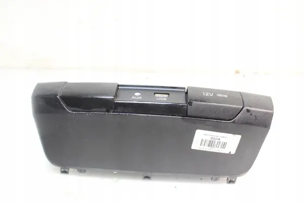 Enchufe USB 12V KIA OEM 84620-G6080CA - Usado image 6