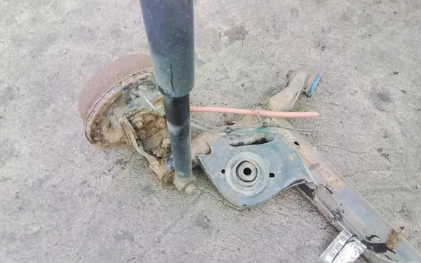 Dacia Duster I bakaxelbalk OEM Wrakowisko-7388- image 4