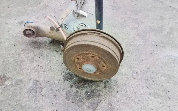 Dacia Duster I bakaxelbalk OEM Wrakowisko-7388- image 5