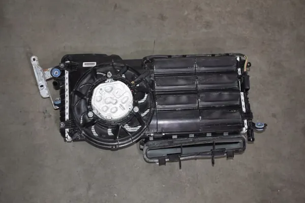 OEM 982121252 Achter Linker Radiator + Ventilator Porsche 718 image 2